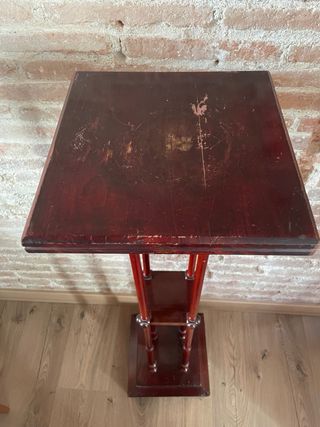 Peana de madera oscura