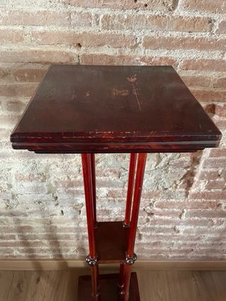 Peana de madera oscura