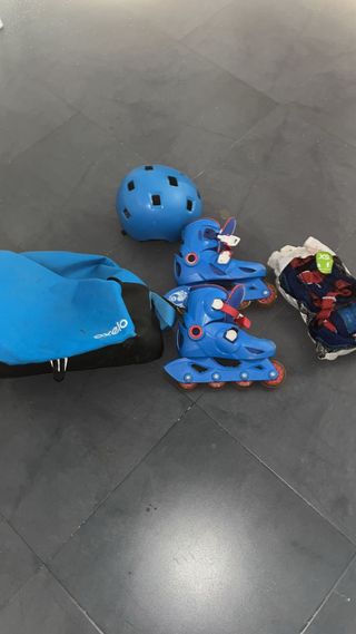 Patines infantiles azules con protecciones