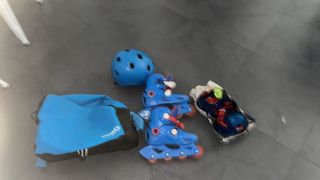 Patines infantiles azules con protecciones