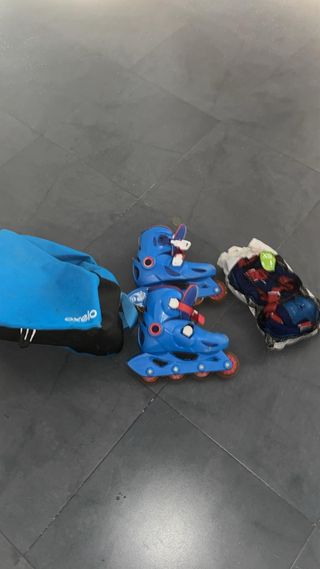 Patines infantiles azules con protecciones