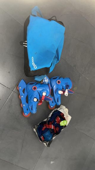 Patines infantiles azules con protecciones