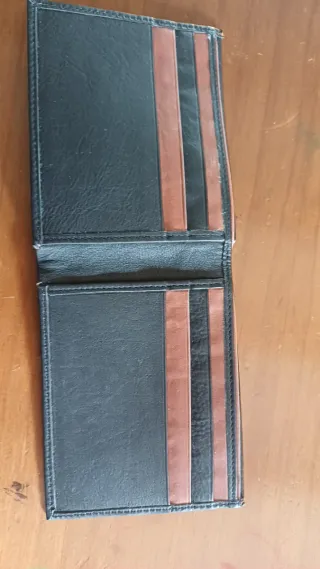 Cartera de piel negra y marrón