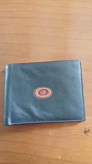 Cartera de piel negra y marrón