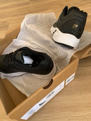 Zapatillas Fila Negras y Doradas