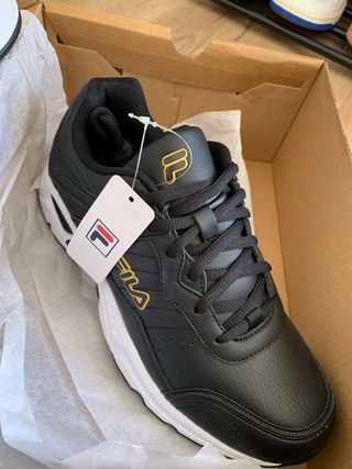 Zapatillas Fila Negras y Doradas