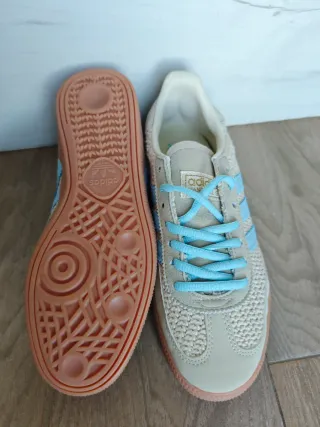 Zapatillas Adidas Beige y Celeste