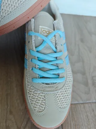 Zapatillas Adidas Beige y Celeste