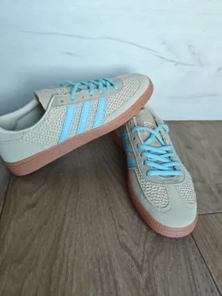 Zapatillas Adidas Beige y Celeste