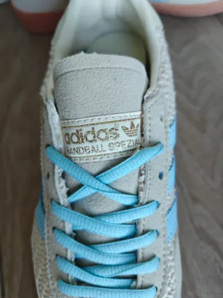 Zapatillas Adidas Beige y Celeste