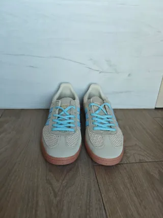 Zapatillas Adidas Beige y Celeste