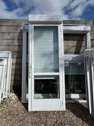 PUERTA BALCONERA ABATIBLE CLIMALIT CON PERSIANA