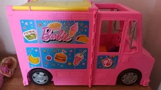 Camión de Comida Barbie con Muñecas