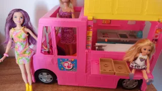 Camión de Comida Barbie con Muñecas