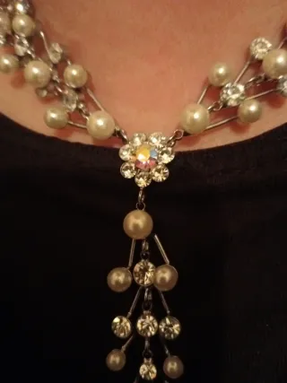 Gargantilla de boda plateada y blanca