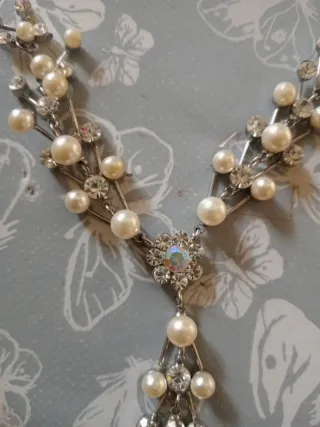 Gargantilla de boda plateada y blanca