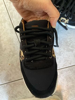 Zapatos negros cómodos con estampado animal