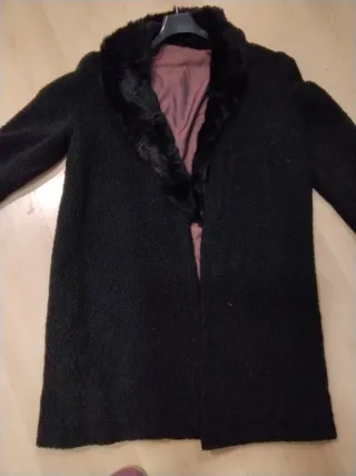 Abrigo de invierno negro con cuello de pelo