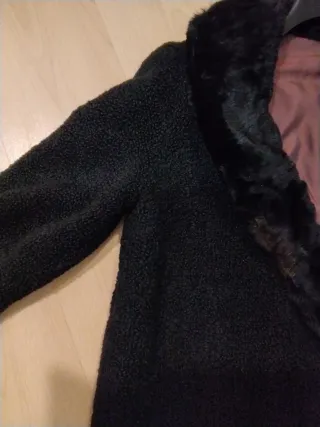 Abrigo de invierno negro con cuello de pelo