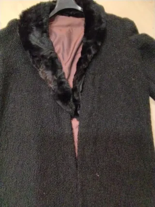 Abrigo de invierno negro con cuello de pelo