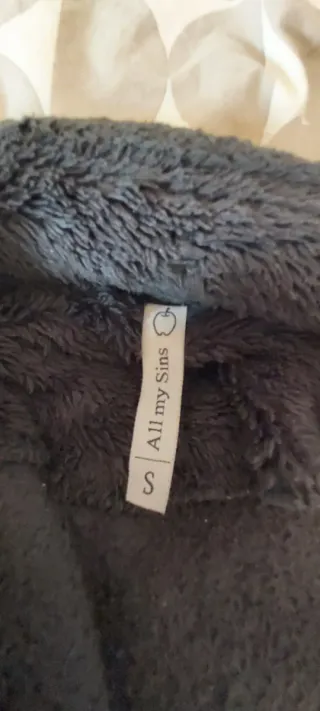 Abrigo negro de peluche