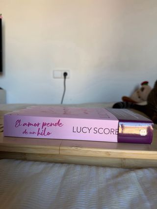 El amor pende de un hilo / By a Thread (Spanish...