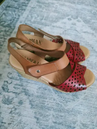 Sandalias cuña mujer rojo y beige,piel