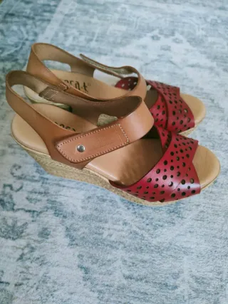 Sandalias cuña mujer rojo y beige,piel