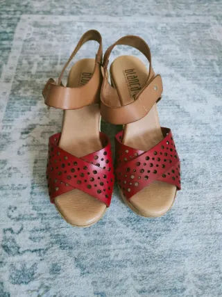 Sandalias cuña mujer rojo y beige,piel