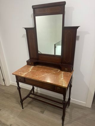 Tocador antiguo de madera y mármol