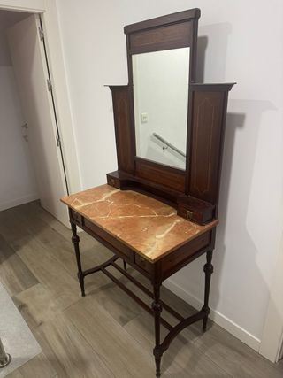Tocador antiguo de madera y mármol