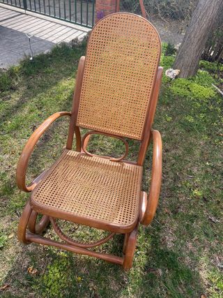 Silla balancín antigua de madera y ratán
