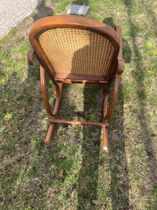 Silla balancín antigua de madera y ratán