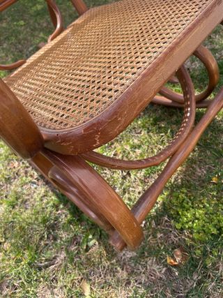 Silla balancín antigua de madera y ratán