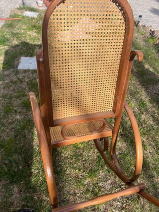 Silla balancín antigua de madera y ratán