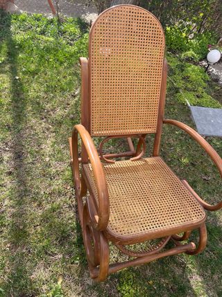 Silla balancín antigua de madera y ratán