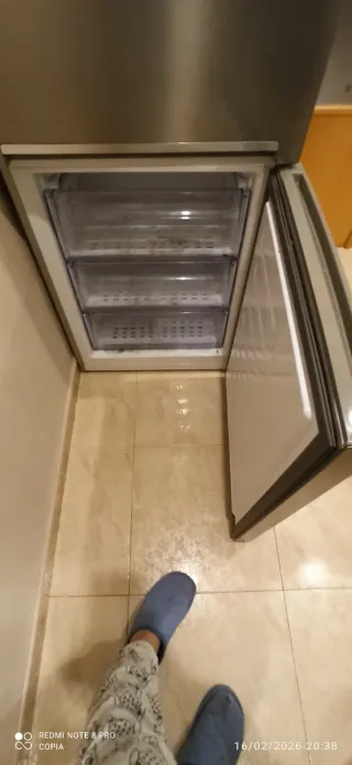 Nevera Acero Inoxidable. Beko. Falta gas.
