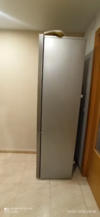 Nevera Acero Inoxidable. Beko. Falta gas.