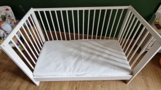 Cuna/cama + colchón + protector IKEA