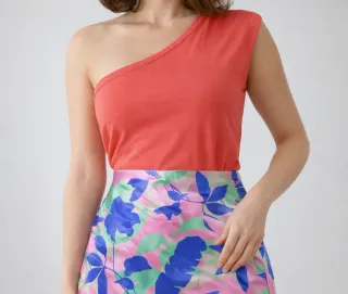 Camiseta asimétrica hombro descubierto