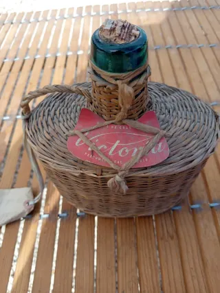 Damajuana antigua de vidrio y mimbre