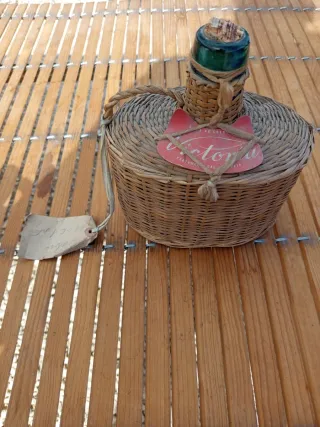 Damajuana antigua de vidrio y mimbre