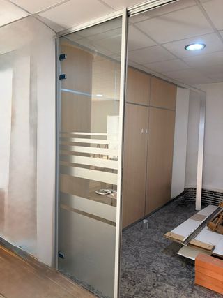 Mampara oficina aluminio y cristal