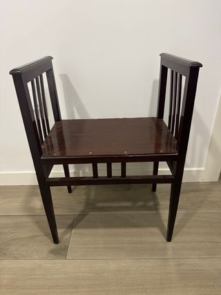Taburete antiguo de madera