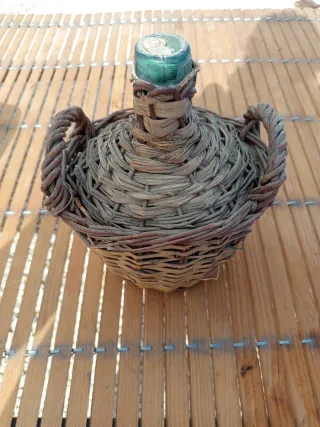 Damajuana antigua con asas