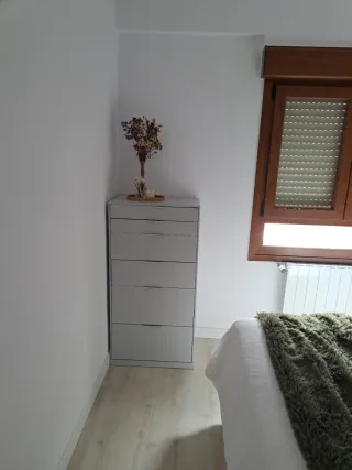 Cómoda gris con cajones