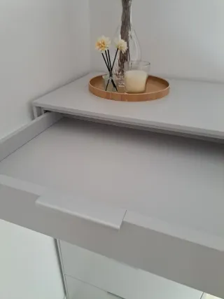 Cómoda gris con cajones