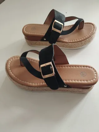 Sandalias cuña negras y marrón talla 37