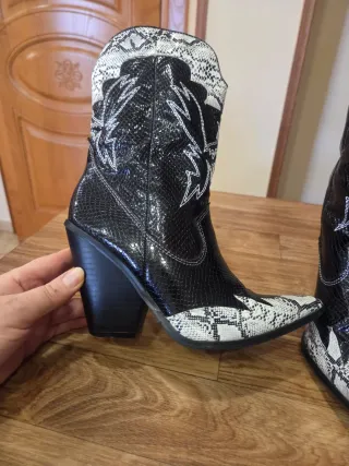 Stivali Camperos Pitonati Nero/Bianco Tg 37