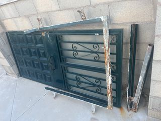 Puerta de Hierro con ventanuco abatible